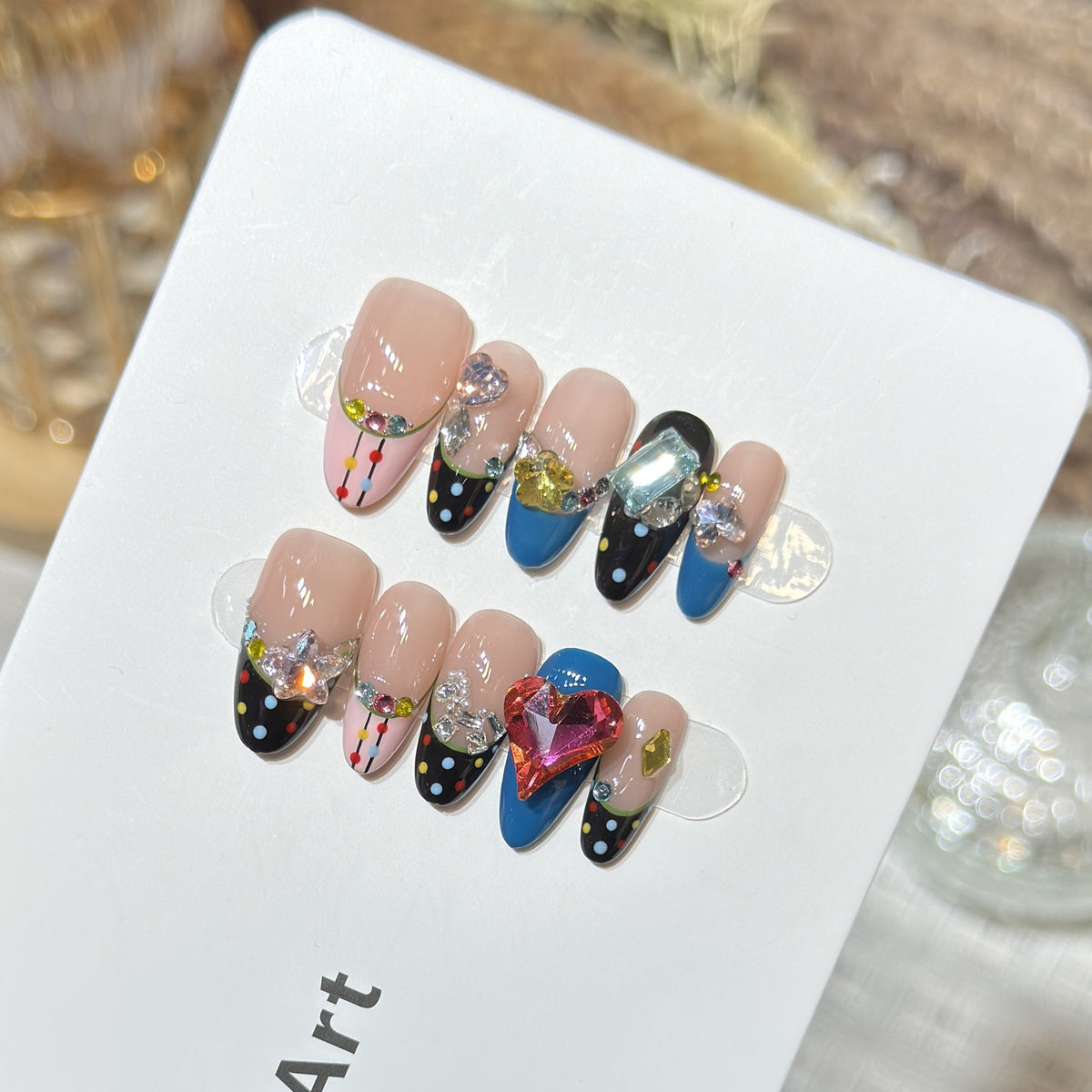 Künstlerisches Press-On Nagelset mit bunten Juwelenakzenten Brehn