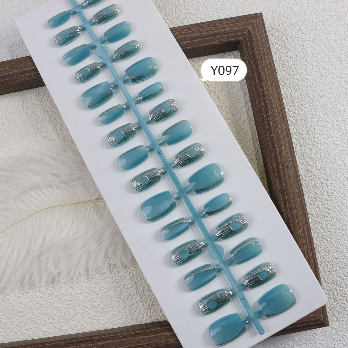 Elegante Press-On-Nageldesigns mit metallischen Akzenten