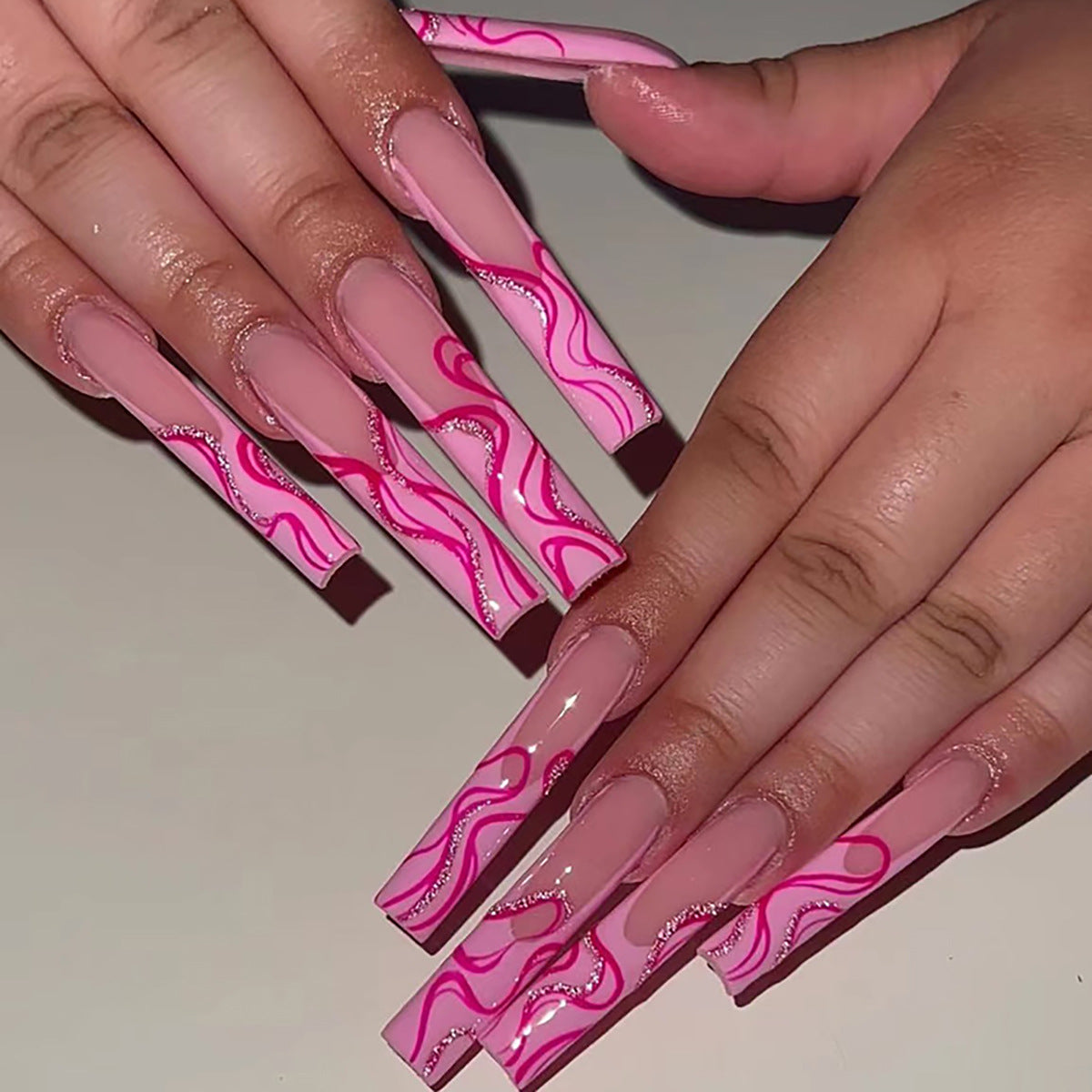Lange Stiletto Press-On Nagelverlängerungen mit abstraktem Wellenmuster Brehn