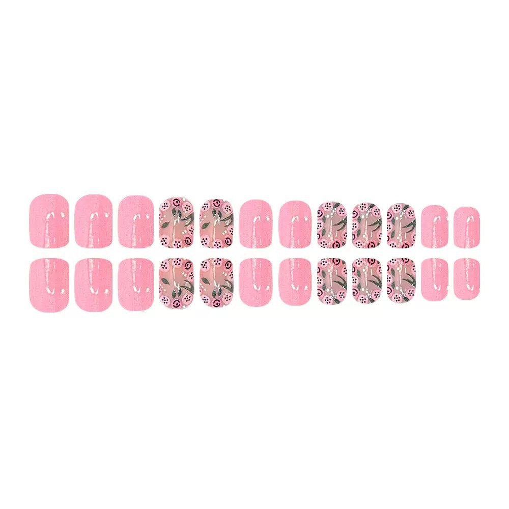 Kunstnagelset mit verspielten Blumenmotiven Brehn