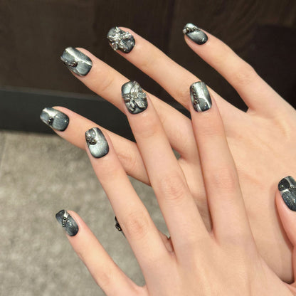 Dekoratives Press-On Nagelkunstset mit einzigartigen Blumen- und Edelsteindekoren