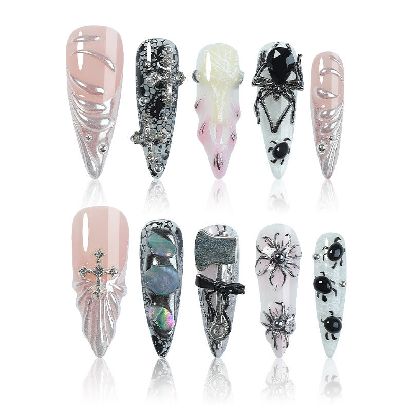 Kreatives Kunstnagelset mit Halloween-Motiven und filigranen Details Brehn