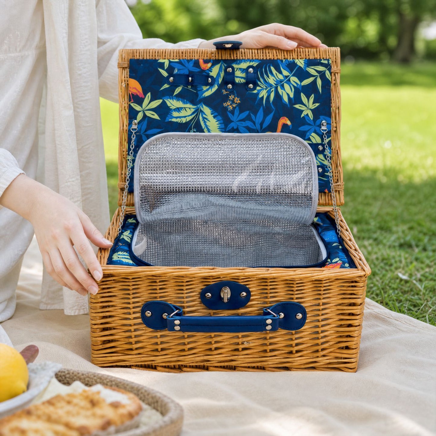 Damen luxuriöser Picknickkorb mit integriertem Geschirrset und isolierbarem Kühlfach Brehn
