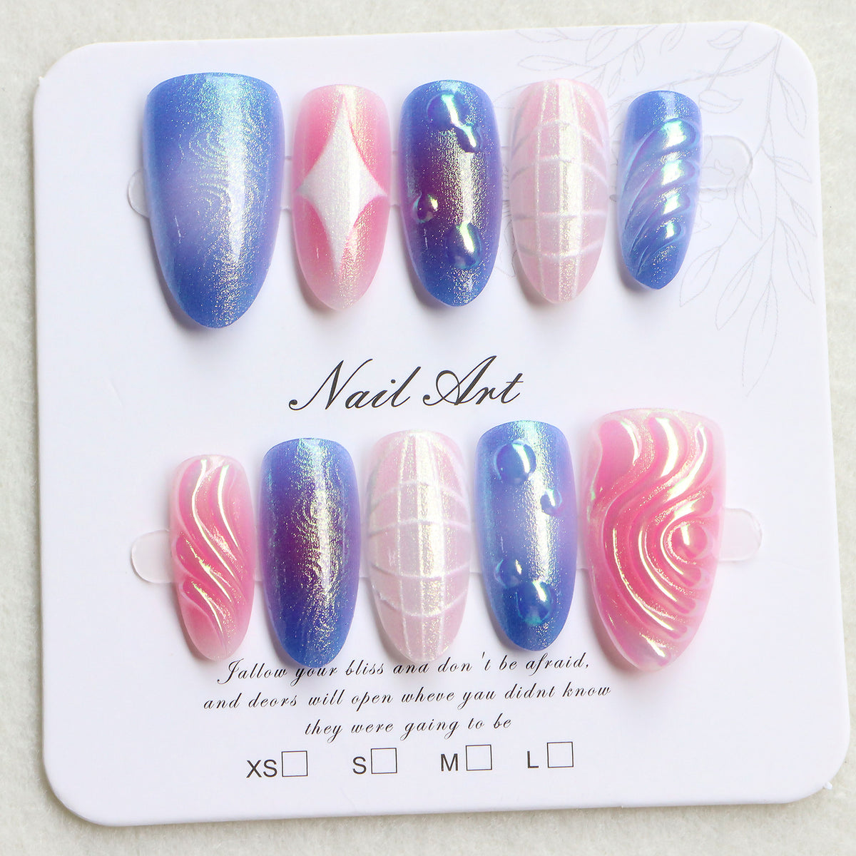 Dekoratives Press-On Nagelkunst-Set mit irisierenden und abstrakten Designs Brehn