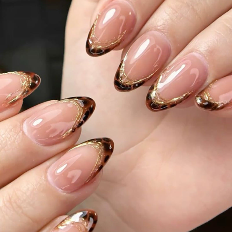 Kunstvolle Stiletto-Nägel mit luxuriösem Glitzerdesign Brehn