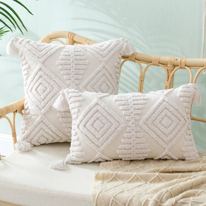Quadratischer Boho‑Kissenbezug mit handtuftetem Diamant‑Tufting, hochflorigem Chenille‑Relief und Eckquasten Brehn