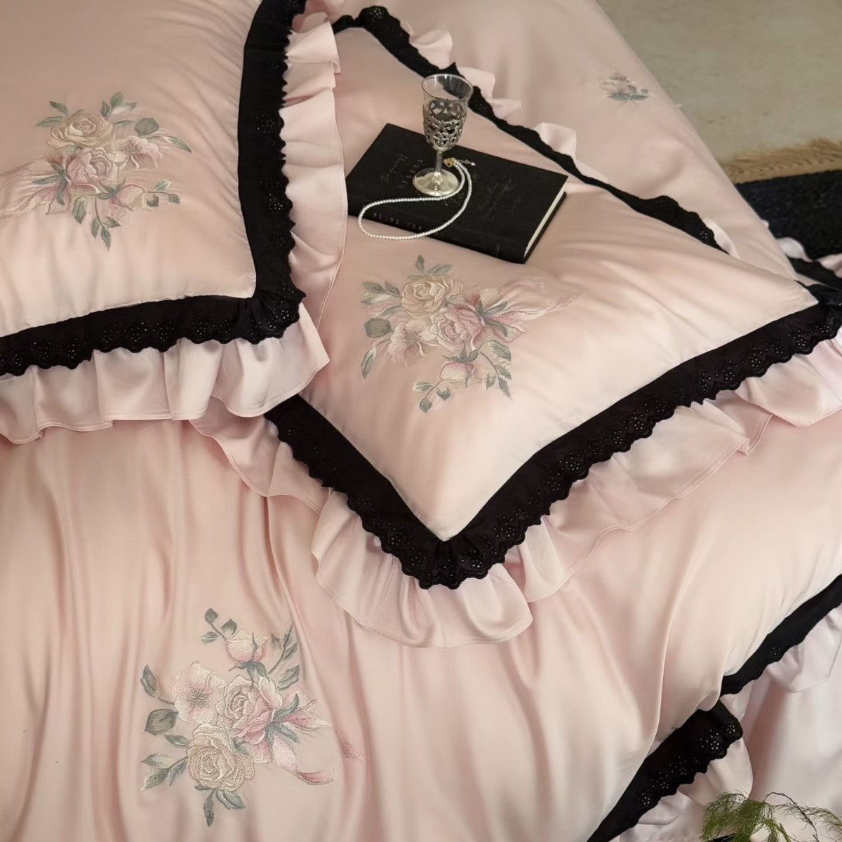 Romantisches Satin-Effekt Floral Gesticktes Bettbezugset mit Doppelrüsche und Spitzenbesatz
