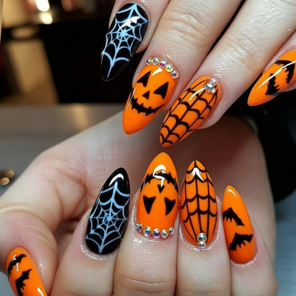 Kunstnagelset mit Halloween-Motiven und Glitzerelementen Brehn