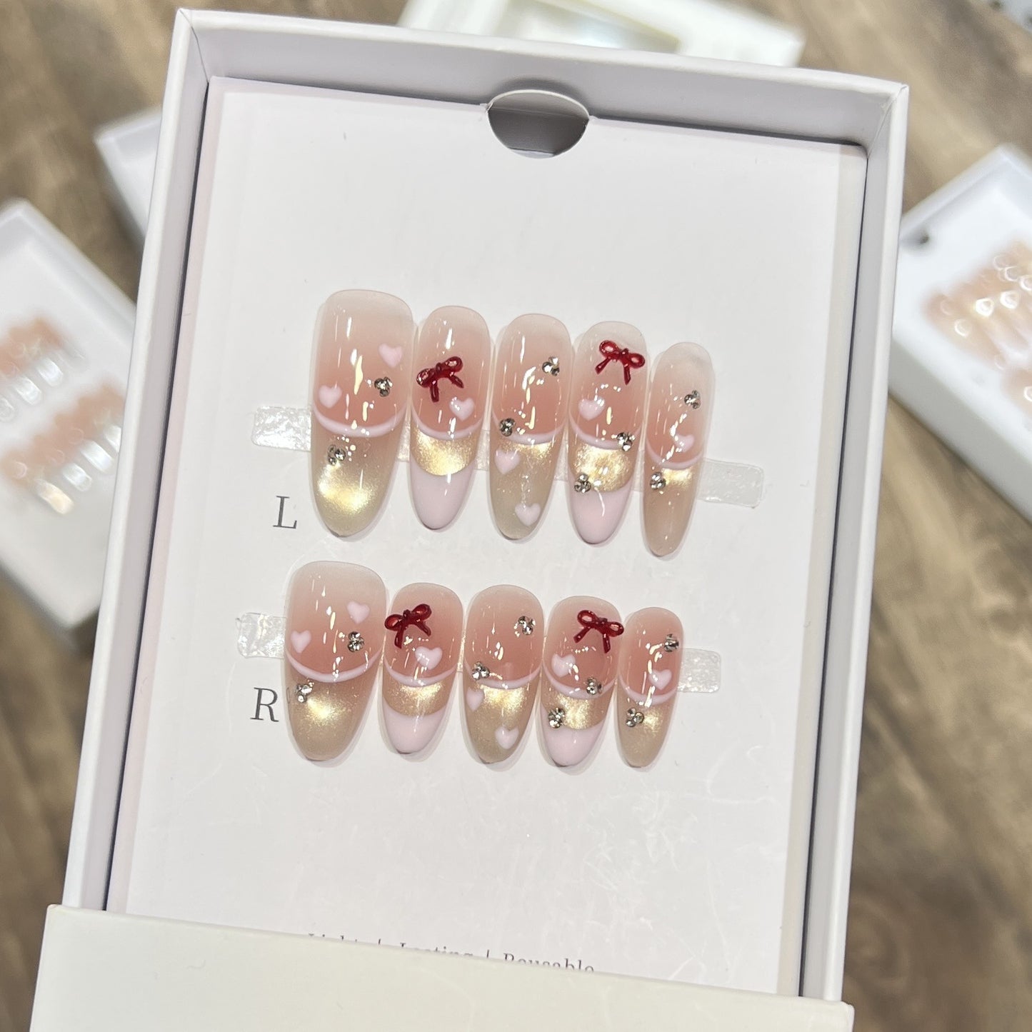 Dekoratives Press-On-Nagelset mit Herz- und Schleifenakzenten Brehn