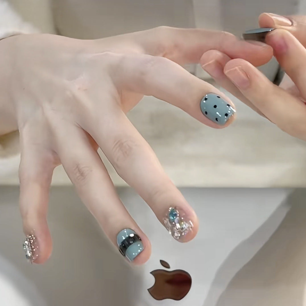 Dekorativer Press-On-Nagelset mit glitzernden Akzenten Brehn