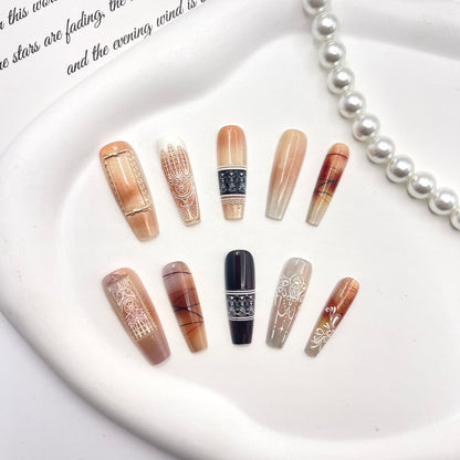 Dekoratives Druck-Nagelkunst-Set mit eleganten Mustern