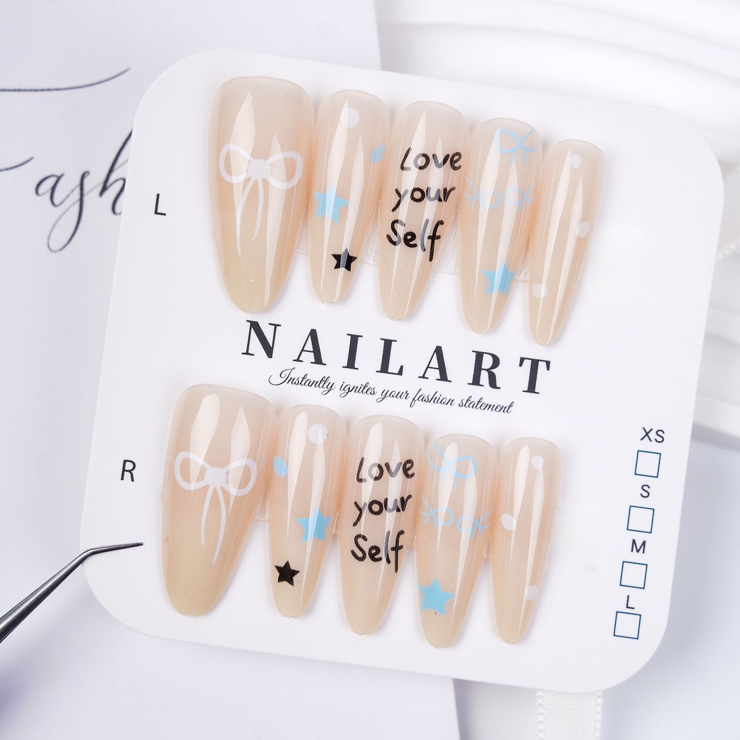 Künstlerisches Stiletto Press-On Nail Set mit floralen Verzierungen Brehn