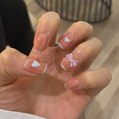 Nagelkunst mit Herz- und Schmetterlingsmotiven Brehn