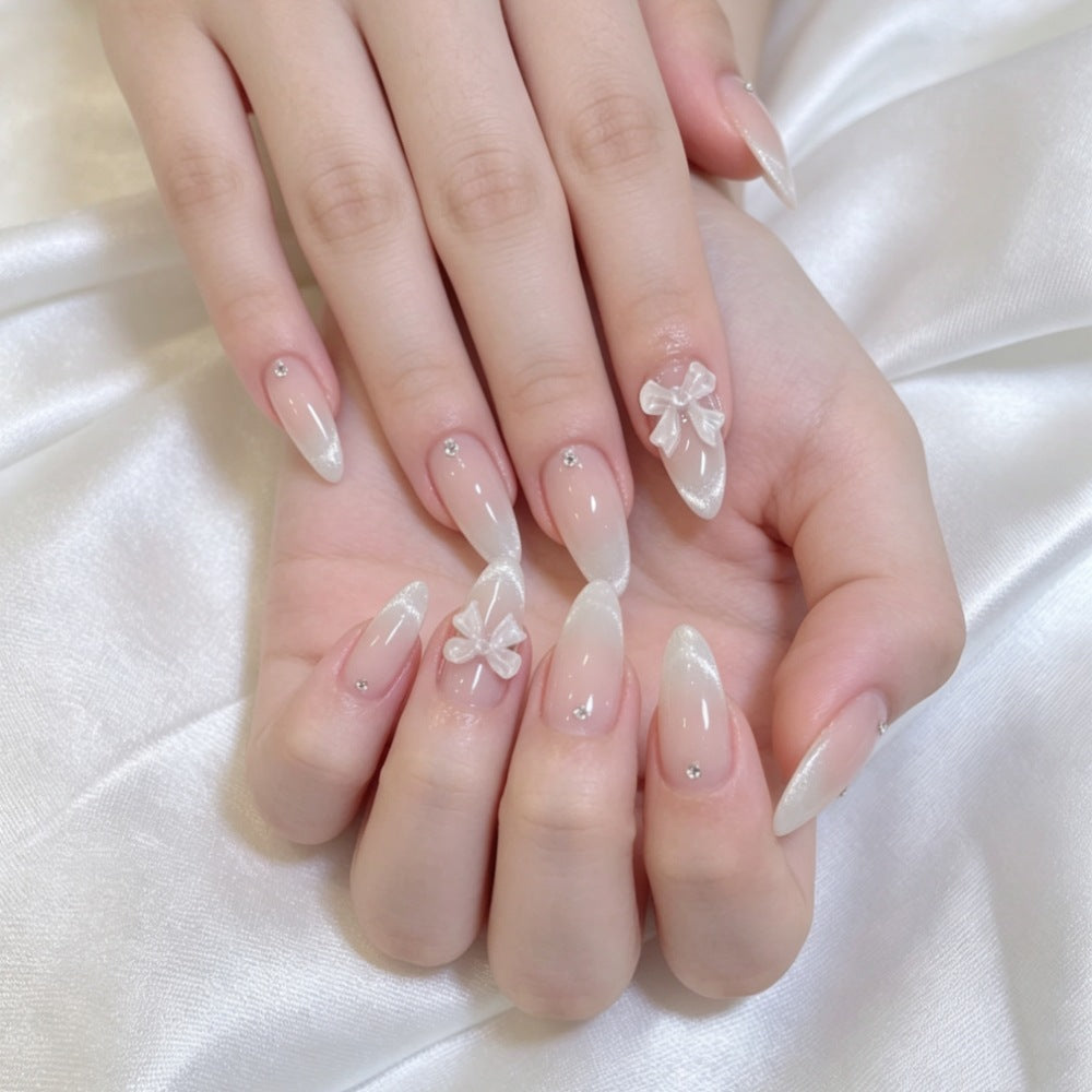 Elegantes Press-On-Nagelset mit dekorativem Bogen und Strassakzenten Brehn