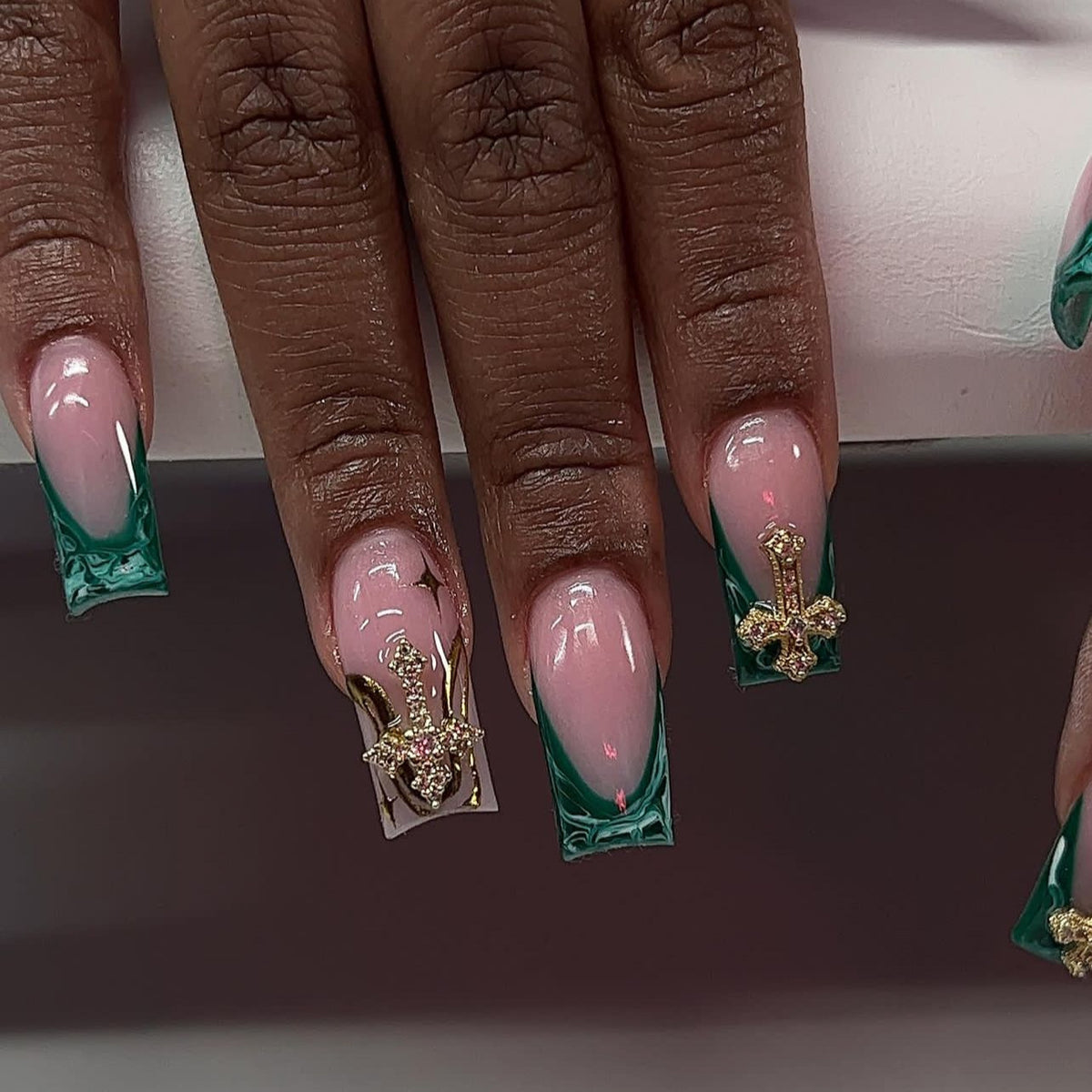 Kunstvolle Nagelverlängerungen mit luxuriösem Verzierungsdesign Brehn