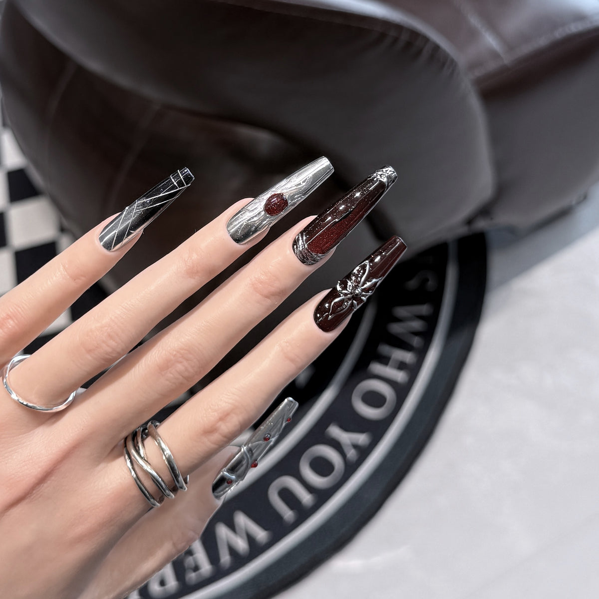 Dekoratives Press-On-Nagelkunst-Set mit schicker metallischer Akzentuierung Brehn