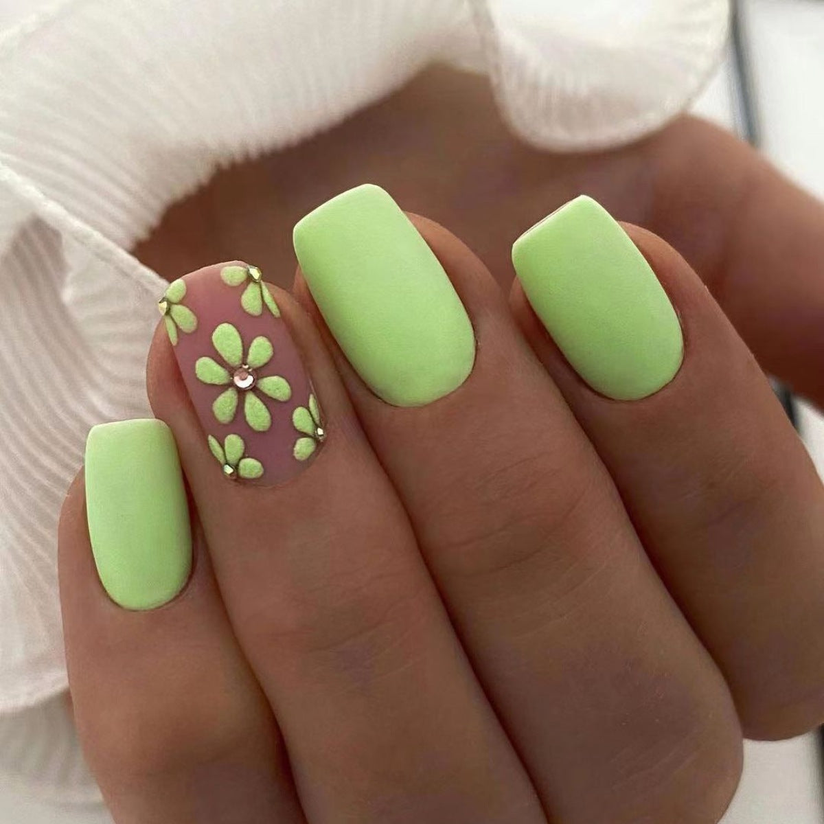 Kunstnägel mit zarten Blumenmotiven Brehn
