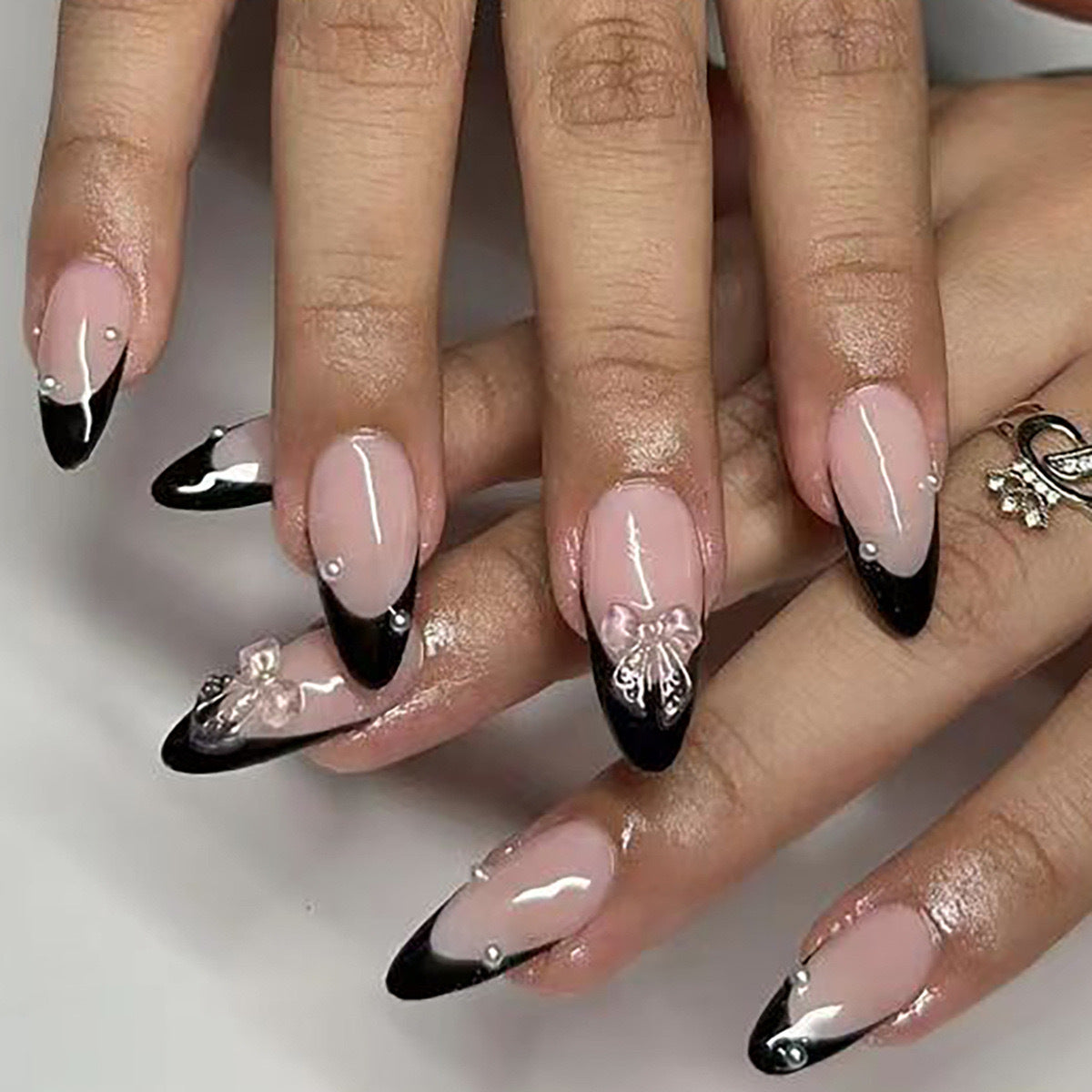 Kunstnagelset mit glanzvollem French Design und filigranen 3D-Akzenten Brehn