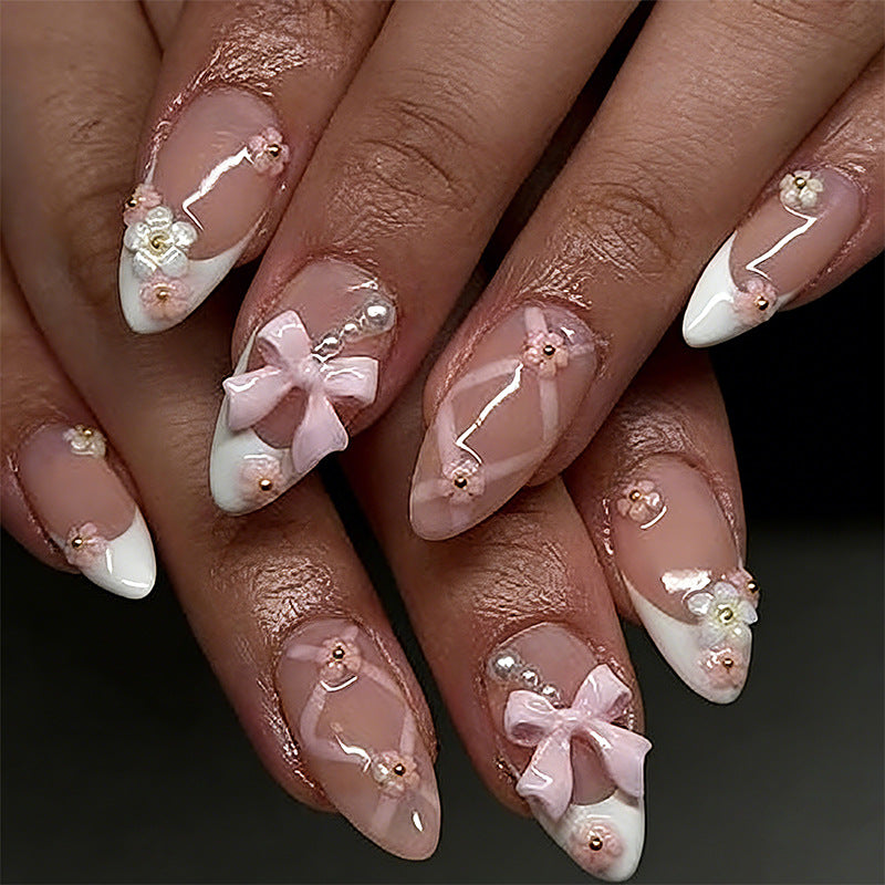 Kunstvolle Nagelspitzen mit Schleifen und Blumendekoren Brehn