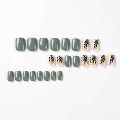 Kunstvolle Nagelverlängerungen mit elegantem Blattdesign Brehn