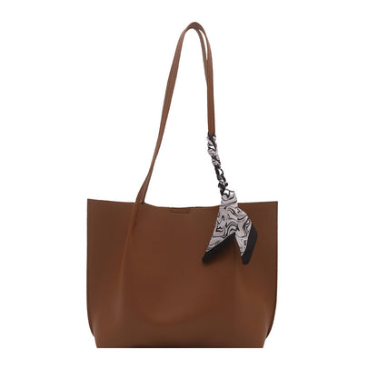 Minimalistische Tote-Handtasche mit dekorativem Schal