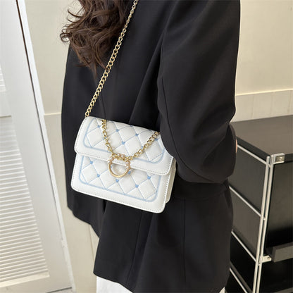Elegante gesteppte Handtasche mit Ketten-Detail