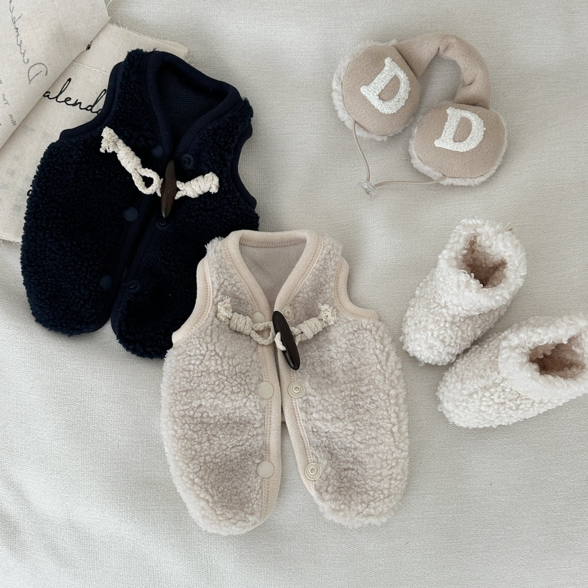 Sherpa-Fleece-Hundeweste mit Knopfverschluss und Harness-Schlitz