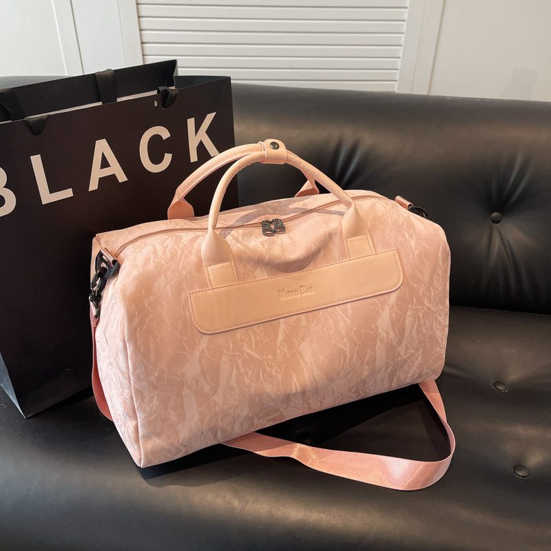 Sportliche Reisetasche Mit Stilvollem Faltendesign Brehn