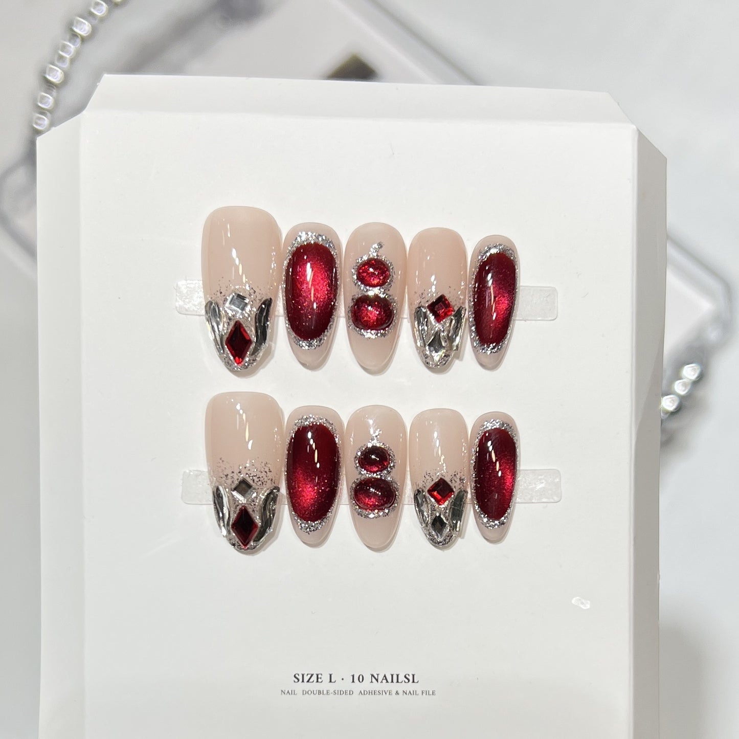 Künstlerisches Press-On-Nagelset mit elegantem floralen Design Brehn