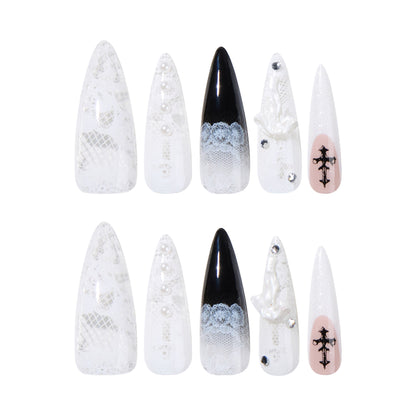 Kunstvolle Stiletto-Nägel mit einzigartigen 3D-Elementen und Glitzerakzenten Brehn