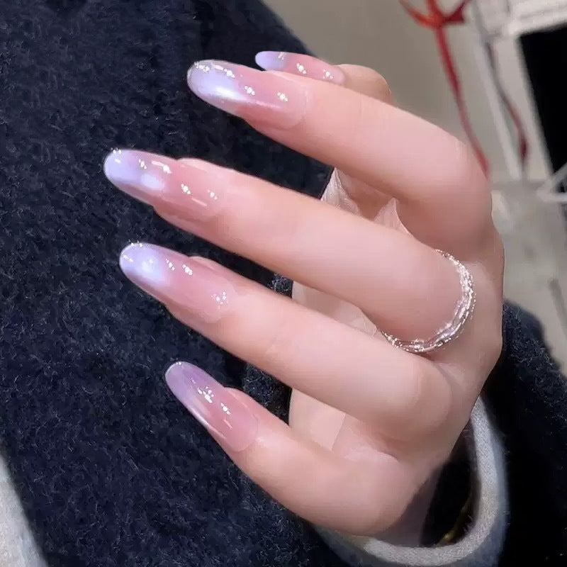 Kunstnagelset mit elegantem Ombre-Design und glänzendem Finish Brehn