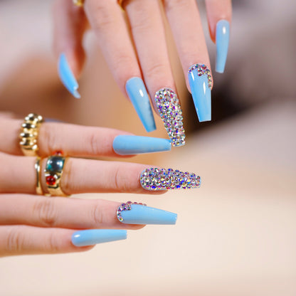 Kunstvolle Stiletto-Nägel mit strahlendem Strass-Akzent Brehn