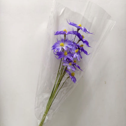 Vibrant künstlicher Blumenstrauß mit stilvoller Verpackung