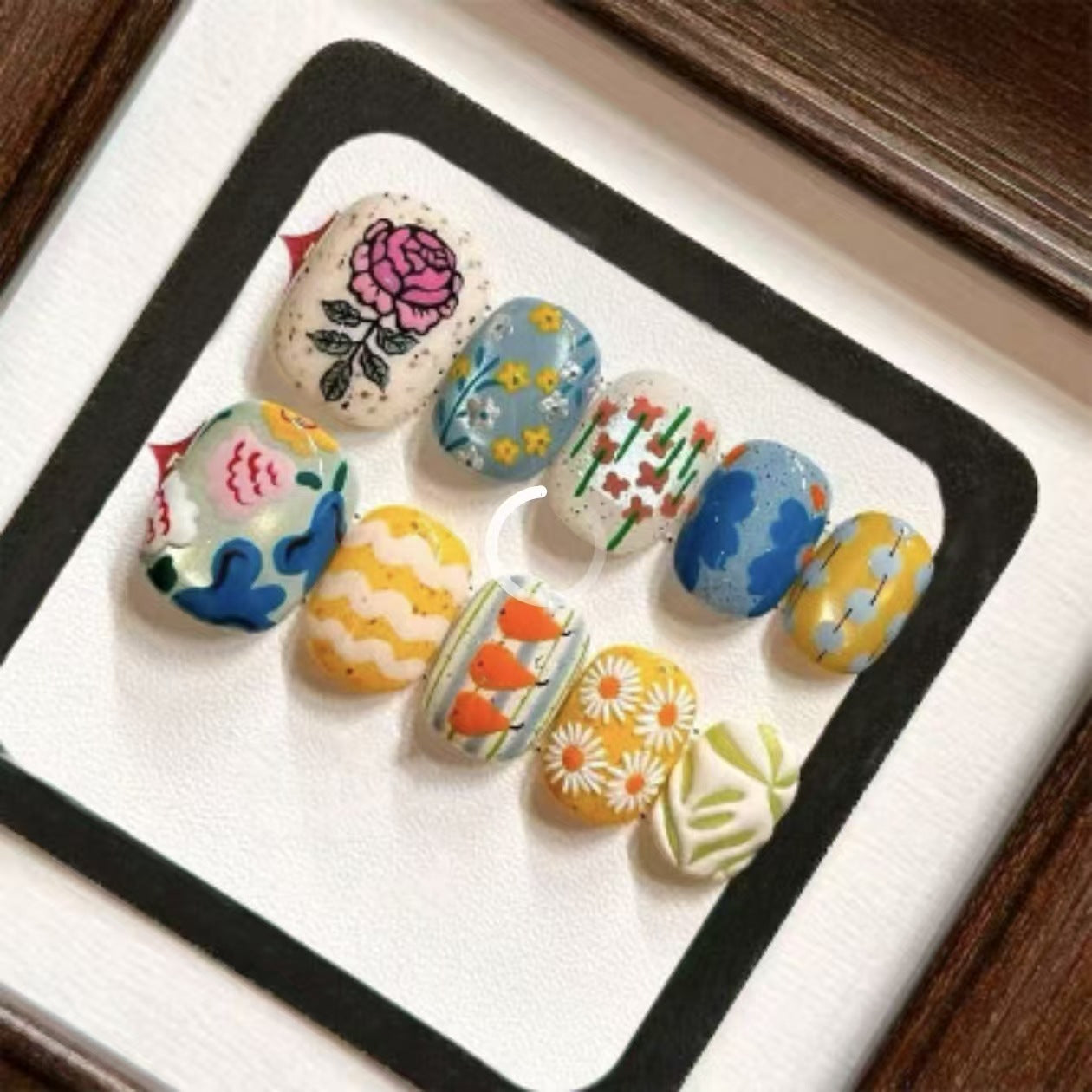 Künstlerisches Blumen- und naturinspiriertes Nageldesign-Set Brehn