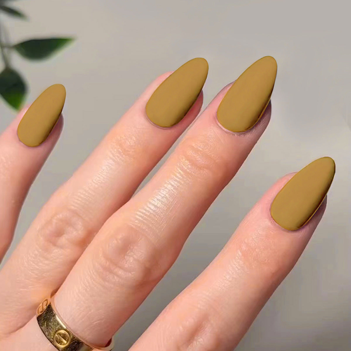 Kunstvolle Stiletto-Nägel im matten Design Brehn