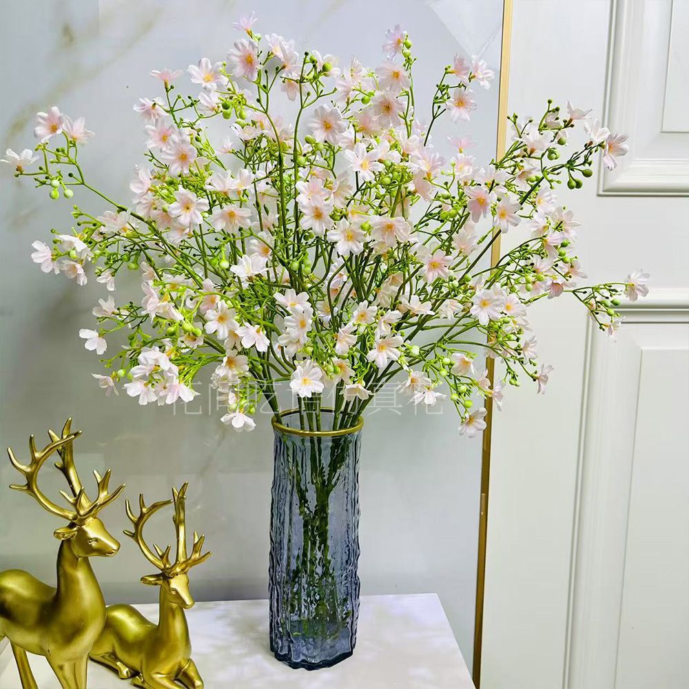 Künstliches Blumenarrangement mit dekorativer Glasvase