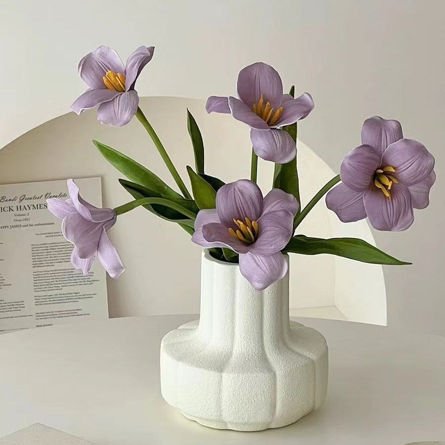Realistischer Seidenblumenstrauß