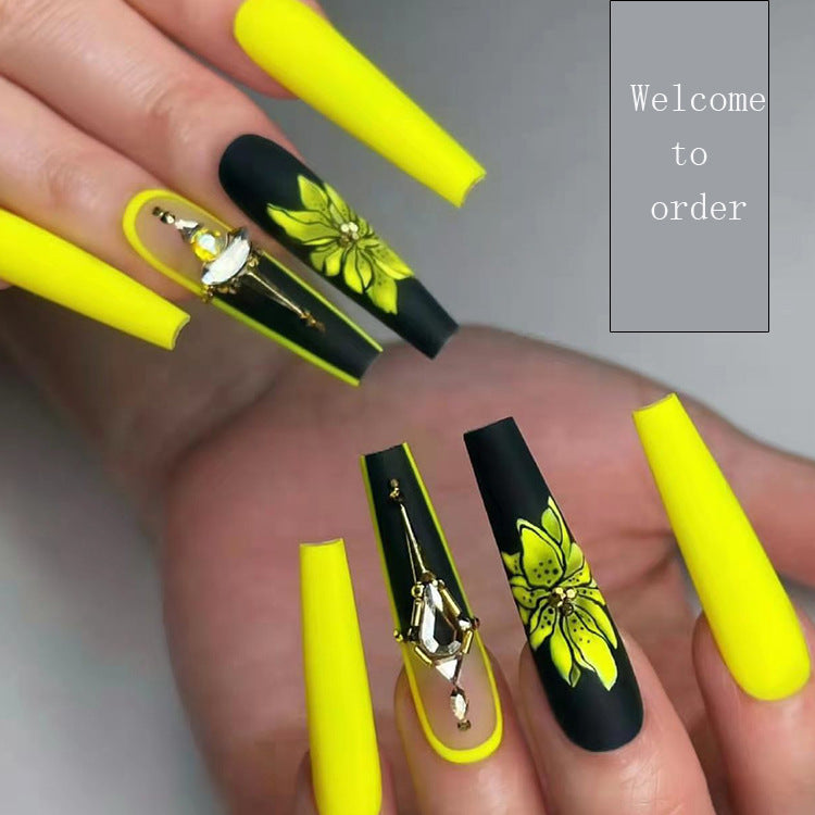 Kunstnagelset mit glamourösen 3D-Verzierungen und detaillierter Blumenillustration Brehn
