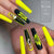 Kunstnagelset mit glamourösen 3D-Verzierungen und detaillierter Blumenillustration Brehn