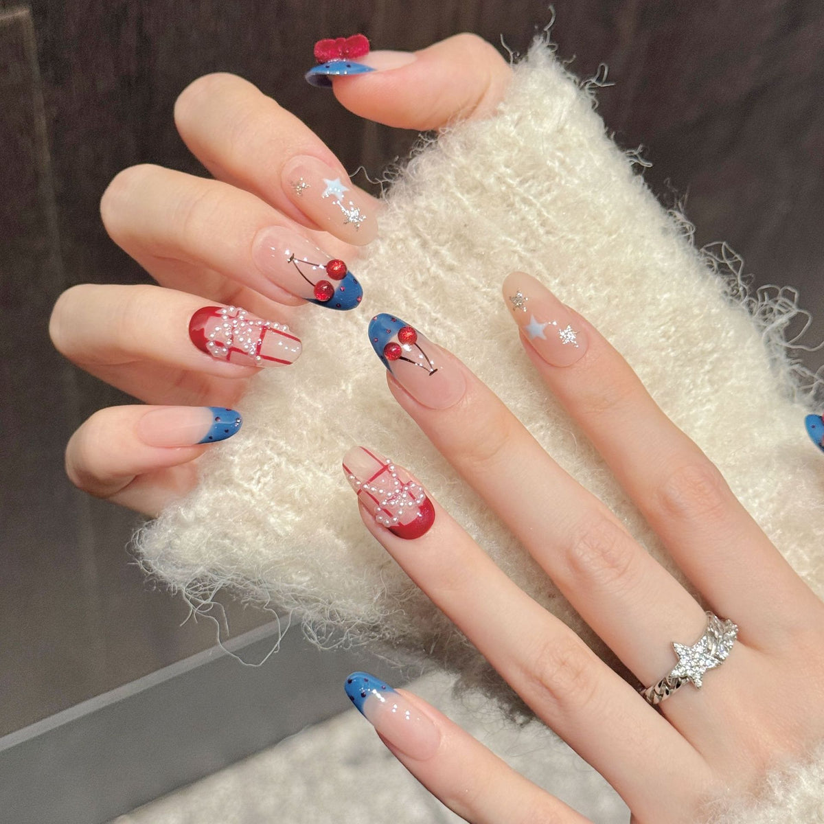 Künstlerisches Press-On-Nagelset mit dekorativen Kirschen und Sternelementen