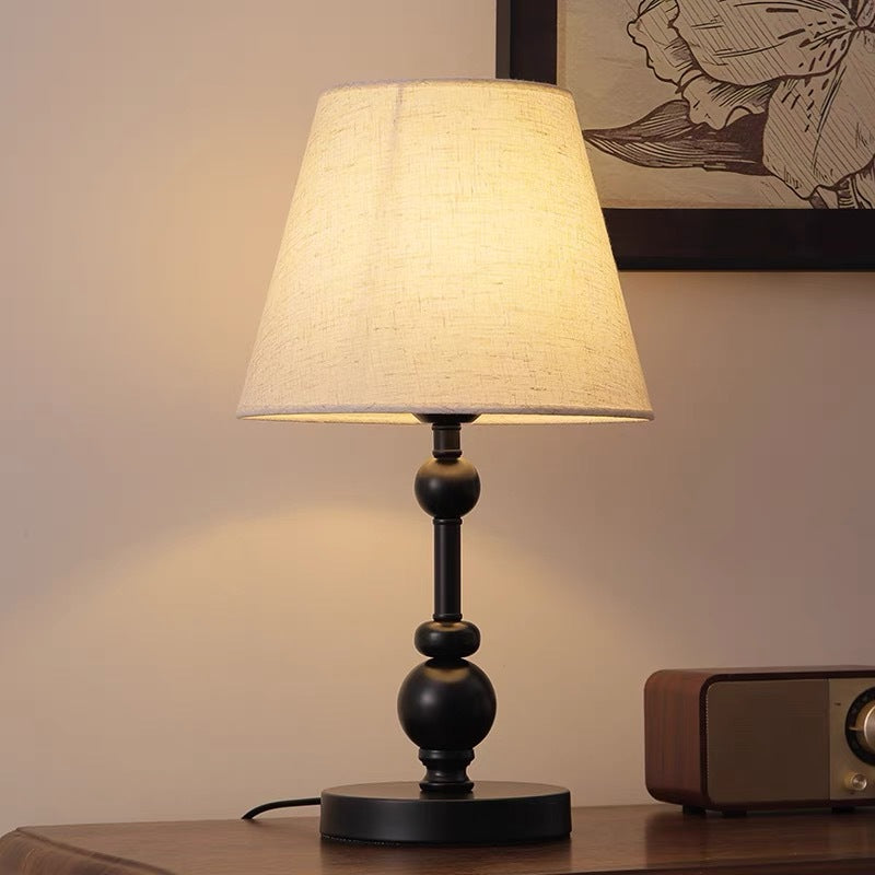 Moderne Tischlampe mit Stoffschirm