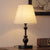 Moderne Tischlampe mit Stoffschirm