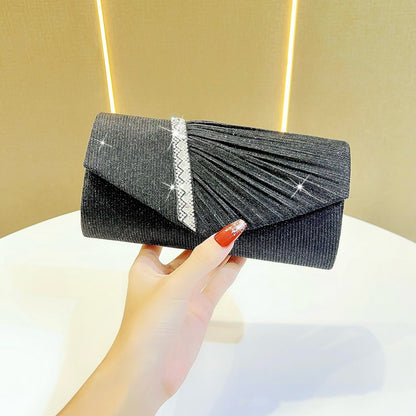 Falten-Abend-Clutch mit Kristallakzent