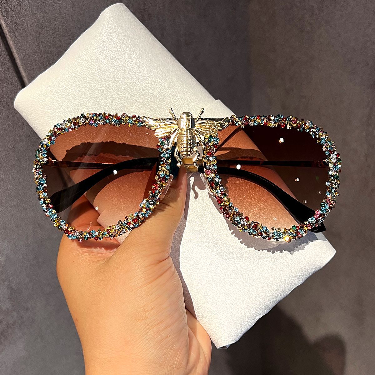 Damen Glamouröse Oversize-Sonnenbrille mit einzigartigem Schmuckrahmen Brehn