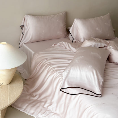 Premium-Baumwollsatin-Bettgarnitur mit seidig-mattem Finish, Kontrastpaspel und extraweichen Kissenbezügen
