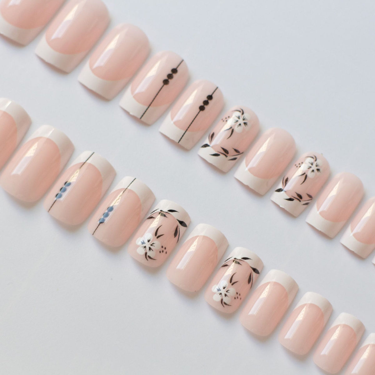 Elegantes florales French Tip Nagelkunst Set