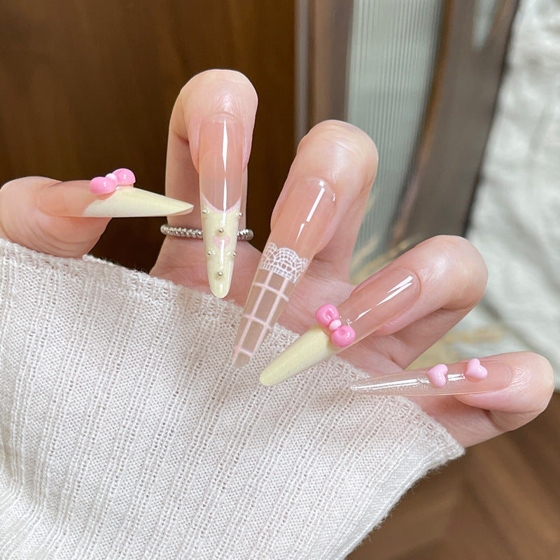 Künstlerisches Press-On-Nageldesign mit süßen Schleifenakzenten Brehn
