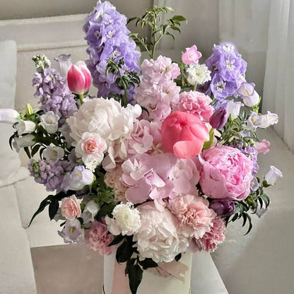 Dekorative Blumenarrangement mit stilvoller Vase
