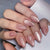 Kunstnagelset mit glamourösem Hochglanz-Finish und zarten Glitzerakzenten Brehn