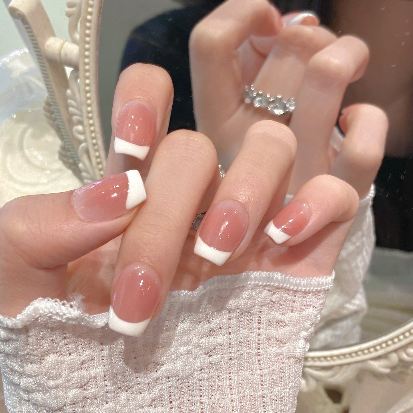 Elegantes französisches Tip Press-On Nail Design Brehn